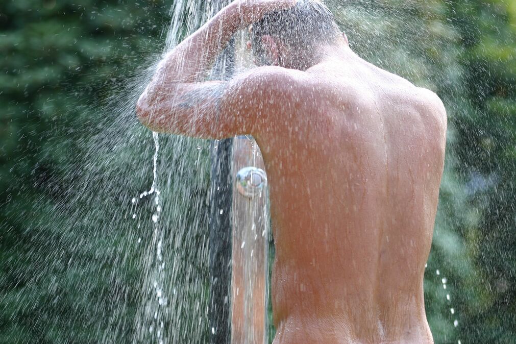 苏打水浴后，男人需要洗个凉水澡。
